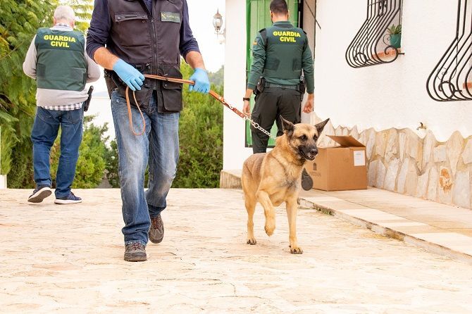 La Guardia Civil investiga el hallazgo de dos cuerpos abrazados en su domicilio de Teulada Moraira