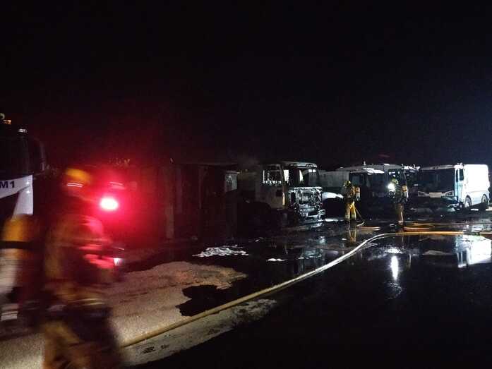 Un incendio en el almacén de Tetma en Xàbia calcina uno de los camiones de la flota